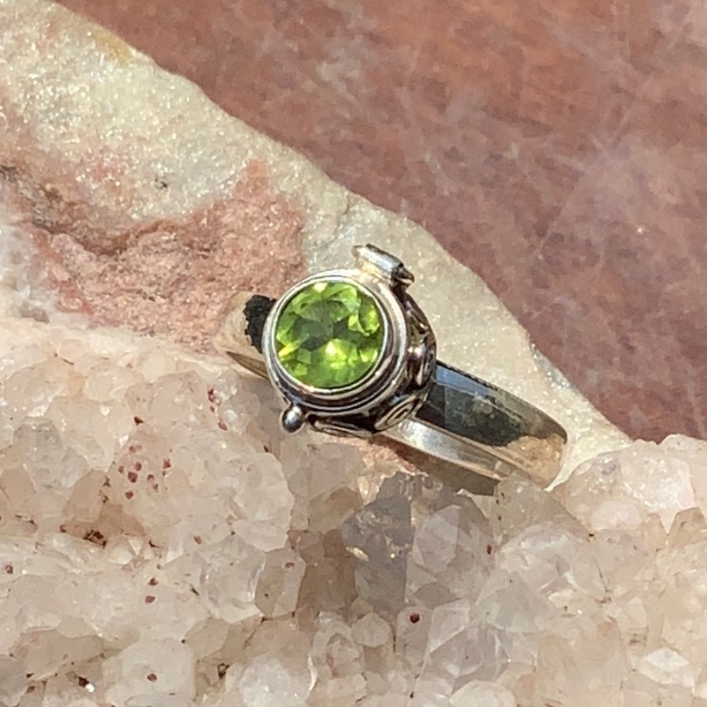 PERIDOT 925 STERLING SILVER POISON RING, 9